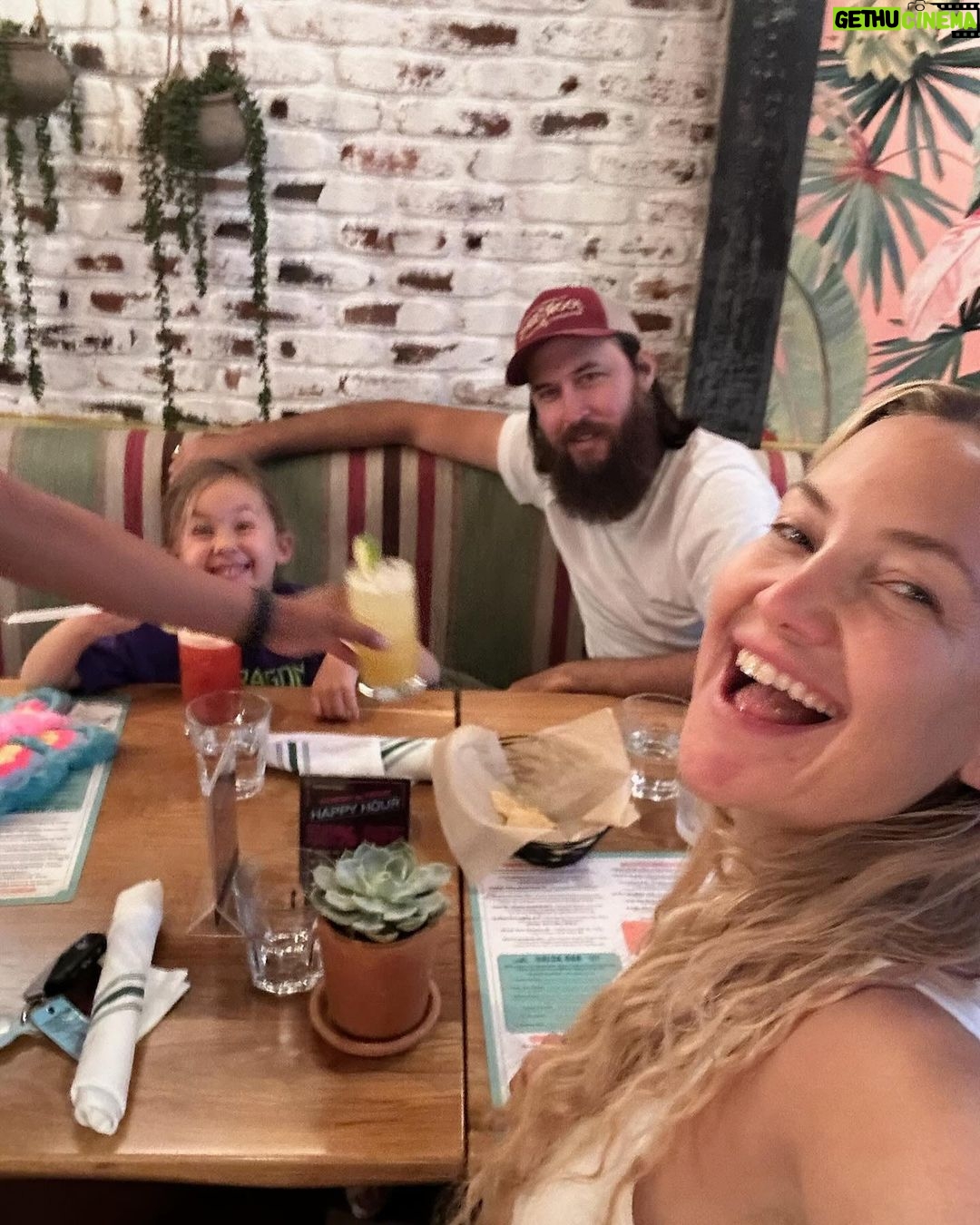 Kate Hudson Instagram - Manifesting a Saturday Happy Hour🍹