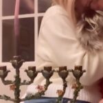 Kate Hudson Instagram - Connecting to love, light, miracles and peace tonight on the first day of Hanukkah ✨ Happy Hanukkah everyone 🫶