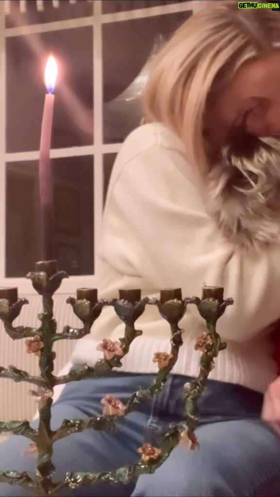 Kate Hudson Instagram - Connecting to love, light, miracles and peace tonight on the first day of Hanukkah ✨ Happy Hanukkah everyone 🫶