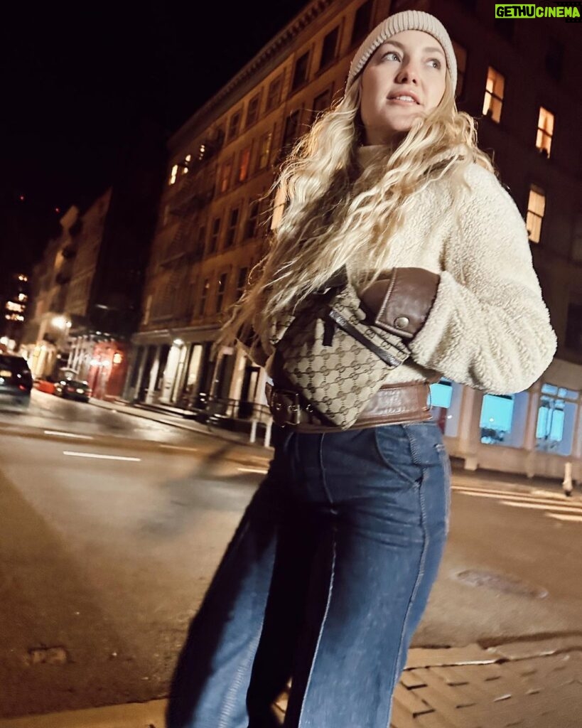 Kate Hudson Instagram - ✨Midnight stroll ✨ New York, New York