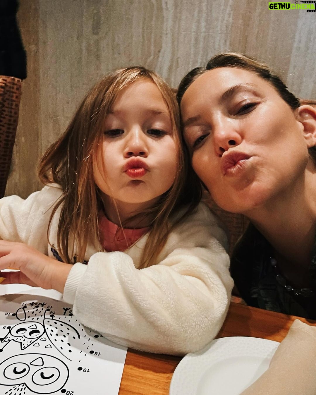 Kate Hudson Instagram - Lately… love is buzzing 💓