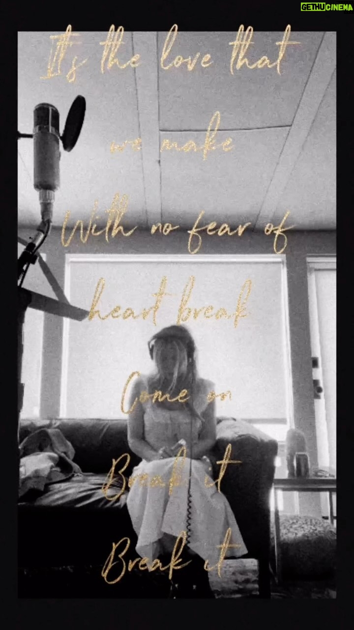 Kate Hudson Instagram - ✨📝 It’s the love that we make with no fear of heartbreak📝 ✨#talkaboutlove ❤️ (link in bio)