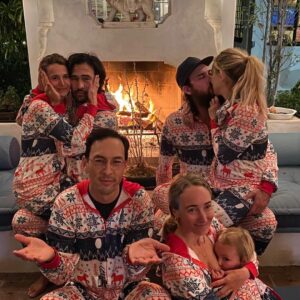 Kate Hudson Instagram - ❤️Christmas is love❤️ and maybe a little friendly family competition…