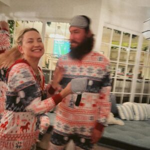 Kate Hudson Instagram - ❤️Christmas is love❤️ and maybe a little friendly family competition…