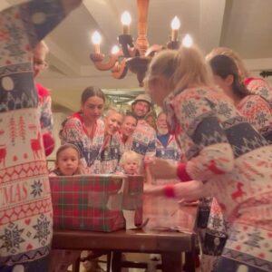 Kate Hudson Instagram - ❤️Christmas is love❤️ and maybe a little friendly family competition…