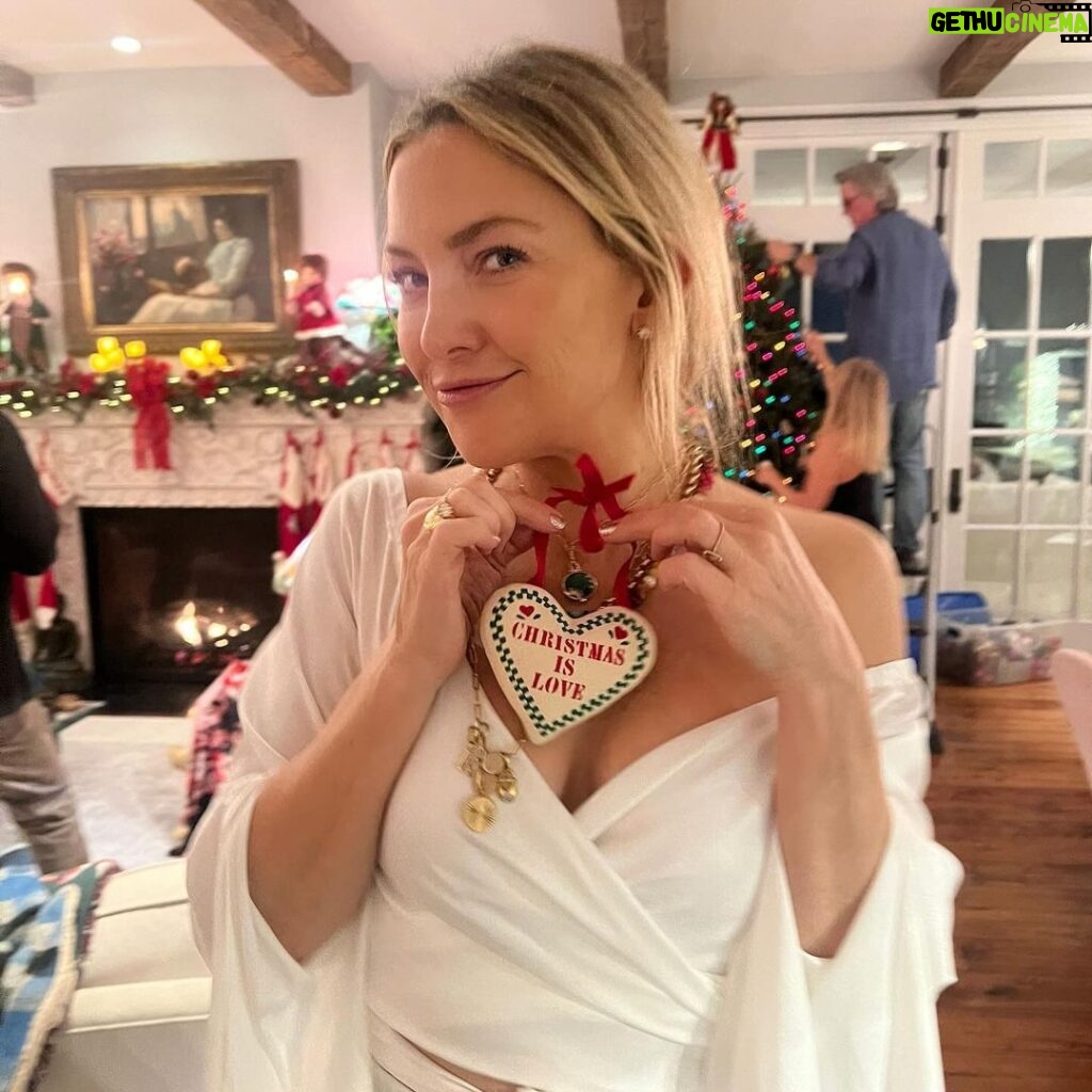 Kate Hudson Instagram - ❤️Christmas is love❤️ and maybe a little friendly family competition…