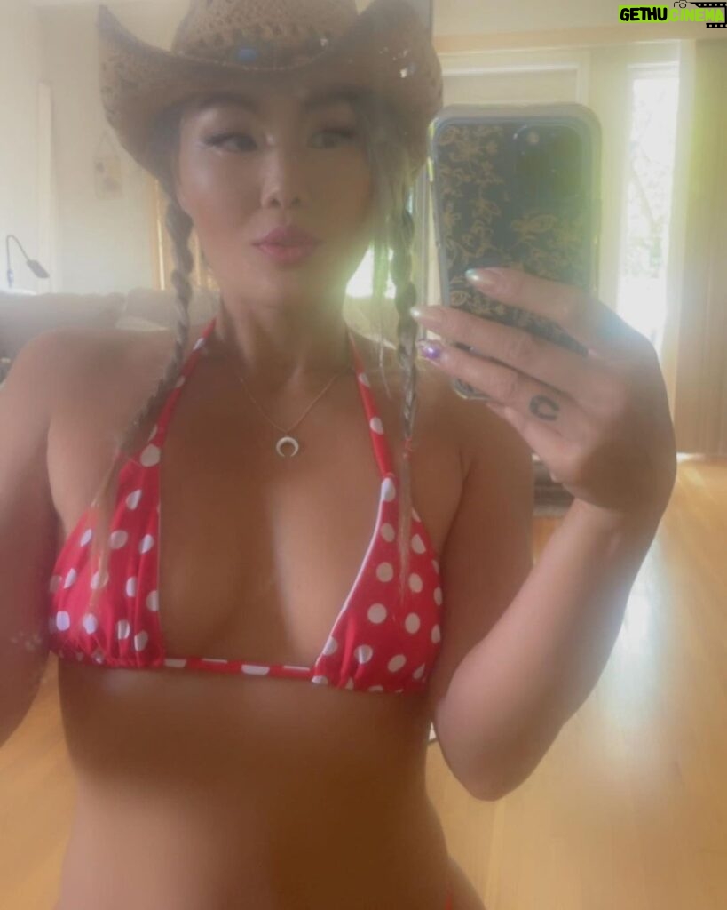 Kate Maxx Instagram - Felt cute. But also felt obnoxious 😛 🤠 Slutsquatch