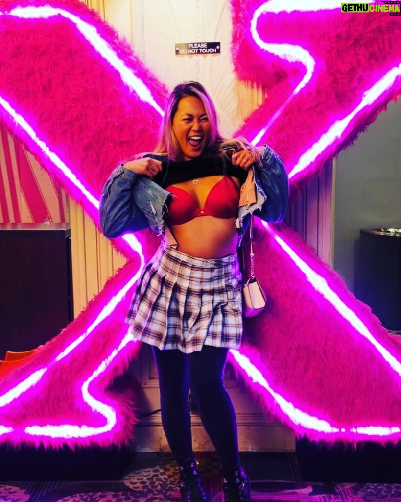 Kate Maxx Instagram - Ya can’t go to Vegas and not toss your tittys around Vegas Baby