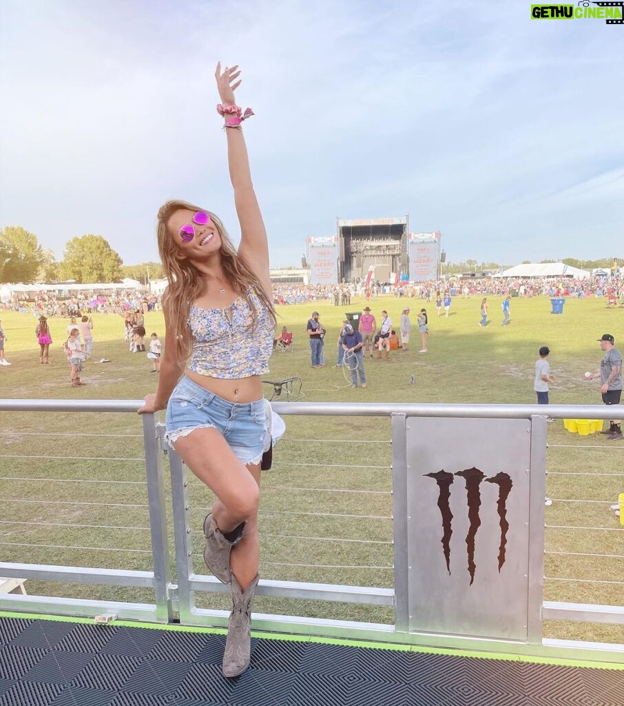 Kate Maxx Instagram - A lil adventure to @countrythunder Country Thunder Florida