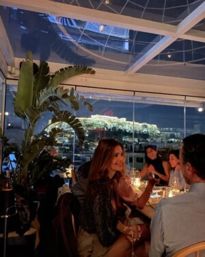 Katerina Lehou Instagram - Δεν χρειάζονται πολλά για περάσεις ένα όμορφο βράδυ…
Δυο τρεις αγαπημένοι άνθρωποι,
ένας ζεστός φιλόξενος χώρος και η πιο όμορφη θέα του κόσμου όλου..!
#manouka_athens