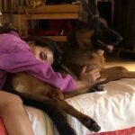 Katerina Lehou Instagram - Μετά από μια κουραστική μέρα... η ευεργετική ανάπαυλα μιας ζέστης αγκαλιάς.....