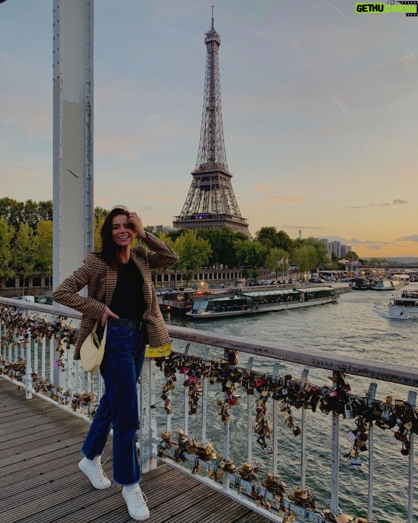 Katherine Hughes Instagram - 🇫🇷 Tour Eiffel