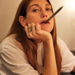 Katherine Levac Instagram - Mine de rien ça avance ce show-là. C’est complet pour cet automne mais ce serait cool de vous voir à la première hihi. Lien dans ma bio pour des petits billets chauds🤍 @annesarahcharbonneau 🎤 @meganbrouillard 🎤 @fredlevac 💡 @alexisgr 📸
