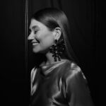 Katherine Levac Instagram - Tout le monde me parle de mes looks mais je n’ai rien fait d’autre que d’obéir à ces personnes de grande qualité : @sabrinadeslauriers la styliste et amie rêvée, je me trouve belle et cool à ses côtés. @alexandre.bergeron grâce à qui j’ai des bijoux d’animaux et de vagins, mes deux choses préférées. @etiberger toujours là, coke diet en main, autant dans le pré que pour les galas. @daviddamours aussi doux pour les cheveux que pour le coeur. Toujours des photos d’ @alexisgr