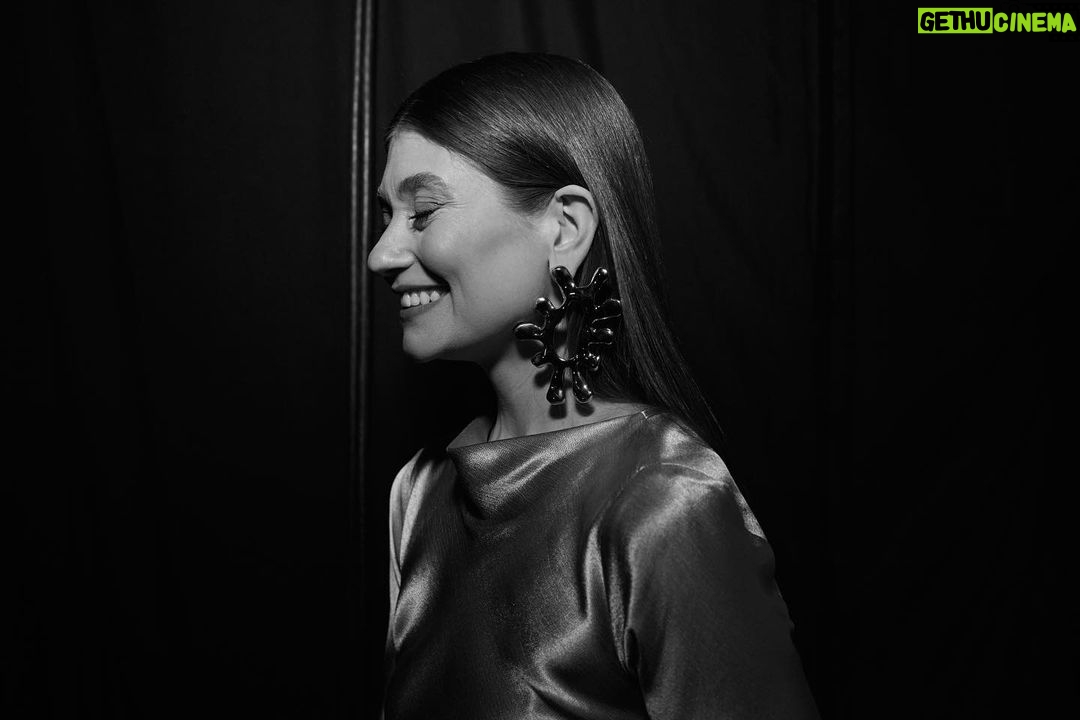 Katherine Levac Instagram - Tout le monde me parle de mes looks mais je n’ai rien fait d’autre que d’obéir à ces personnes de grande qualité : @sabrinadeslauriers la styliste et amie rêvée, je me trouve belle et cool à ses côtés. @alexandre.bergeron grâce à qui j’ai des bijoux d’animaux et de vagins, mes deux choses préférées. @etiberger toujours là, coke diet en main, autant dans le pré que pour les galas. @daviddamours aussi doux pour les cheveux que pour le coeur. Toujours des photos d’ @alexisgr