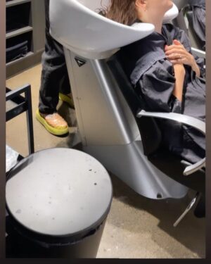 Katherine Levac Instagram - Swipe pour voir la vidéo dans laquelle je fais le plus pitié au monde. 

@daviddamours 
@kerastase_official 
@privepardaviddamours