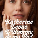 Katherine Levac Instagram - Salut tout le monde, je lance un nouveau spectacle. « L’homme de ma vie ! », c’est ma recherche de l’idéal, ma quête de perfection qui se pouvait même pas finalement. C’est tout ce à quoi j’aspirais et qui a foiré en cours de route. Par chance. C’est un grand bonheur de vous retrouver et de me retrouver moi-même avec ce spectacle, joke, mettez-vous pas cette pression-là, mais oui un peu quand même. Ok les billets sont dans ma bio hihi. Merci @simonroy , @alexisgr et @etiberger pour l’affiche très cool, wow.