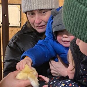 Katherine Levac Instagram - L’amour est dans le pré c’est ce soir! 
Voici donc une photo de mon bébé qui squeeze la tête d’un poussin super fort. 

20h, @noovo.ca