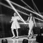 Katherine Levac Instagram - J’ai participé à mon premier gala Juste pour rire en 2014. À l’époque on choisissait une fille par gala, « y’a pas assez de bonnes filles, on a pas le choix. » Cet été là on hésitait entre Mélanie Couture et moi. Y’avait aussi d’autres humoristes de la relève dans la course, mais eux faisaient partie d’une autre catégorie, parce que c’était des gars. On m’a donc choisie pour le show, j’étais pas meilleure que Mélanie, mais impossible d’avoir deux filles sur un même gala. Trop risqué, trop de chance qu’on parle de sujets féminins, faudrait surtout pas que la moitié de la fuckin salle s’identifie à ce qu’on raconte. Les femmes en humour n’ont jamais eu besoin de se monter les unes contre les autres, on l’a toujours fait à leur place. À l’époque, quand on me demandait si c’est difficile être une femme humoriste, je répondais vite que non, que fallait juste être drôle pour faire sa place, on me trouvait cool de répondre ça et badass d’être une fille dans un monde de gars. Je banalisais les problématiques sexistes de notre milieu et ça rassurait beaucoup de monde. La vérité c’est que je me sentais seule. Y’a trois ans, j’animais un gala à Juste pour rire, on me félicitait d’être une des premières femmes à animer une soirée au festival. Moi je trouvais pas que c’était un honneur, je trouvais ça gênant, j’étais genre wtf esti. Malaisant qu’en presque 40 ans, on ait voulu confier ce mandat à une femme comme, 3 fois. Comme si on était genre, des poneys. Anyways. Samedi, cela dit, j’ai été touchée de voir mon amie animer son deuxième gala, entourée d’autrices à la script édition, un gala sur lequel y’avait plus d’humoristes femmes sans que ce soit pour autant un statement, ou un événement spécial. Les derniers jours ont certes été rough pour notre milieu, mais samedi soir j’étais fière d’en faire partie. À la question est-ce difficile d’être une femme en humour, aujourd’hui je réponds non, parce que je ne me sens plus seule. Déçue et fatiguée, des fois, mais jamais seule. Bravo Rosalie ! Animer avec un bébé de 5 mois en plus, d’ailleurs je me demande vraiment, comme beaucoup de monde, qui s’en occupait du bébé pendant ton gala hein ??!!!? Merci d’avoir été là xx Théâtre Maisonneuve
