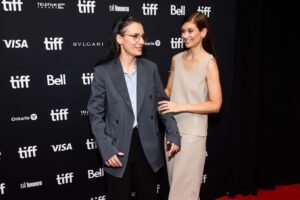 Katherine Levac Instagram - Les jours heureux sort en salle aujourd’hui. Un grand film de ma réalisatrice préférée @chloerobish 

Elle a concrétisé ce projet tout en ayant deux bébés de 6 mois à la maison, mais ça parait pas, ou ça parait beaucoup devrais-je dire : c’est une histoire lumineuse, remplie de force, c’est beau, nécessaire, captivant.
À l’image de Chloé au fond. 

Je suis si fière d’elle, j’en ai braillé toute la semaine, je suis brulée, ma face est super enflée. 

Merci pour ce film ma blonde, c’est toi mes jours heureux.