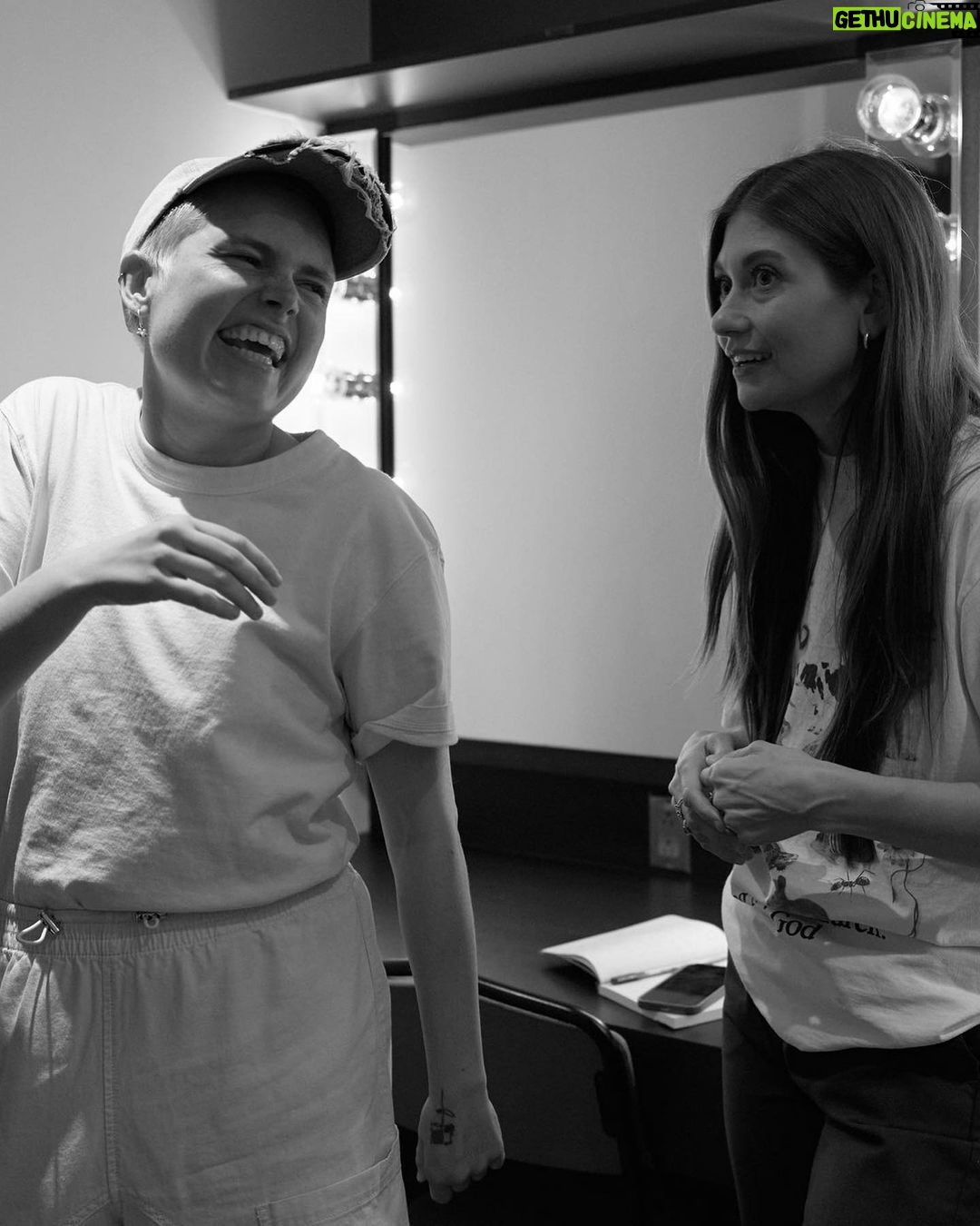 Katherine Levac Instagram - Mine de rien ça avance ce show-là. C’est complet pour cet automne mais ce serait cool de vous voir à la première hihi. Lien dans ma bio pour des petits billets chauds🤍 @annesarahcharbonneau 🎤 @meganbrouillard 🎤 @fredlevac 💡 @alexisgr 📸