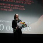 Katherine Levac Instagram - Les jours heureux sort en salle aujourd’hui. Un grand film de ma réalisatrice préférée @chloerobish Elle a concrétisé ce projet tout en ayant deux bébés de 6 mois à la maison, mais ça parait pas, ou ça parait beaucoup devrais-je dire : c’est une histoire lumineuse, remplie de force, c’est beau, nécessaire, captivant. À l’image de Chloé au fond. Je suis si fière d’elle, j’en ai braillé toute la semaine, je suis brulée, ma face est super enflée. Merci pour ce film ma blonde, c’est toi mes jours heureux.
