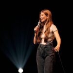 Katherine Levac Instagram - Mine de rien ça avance ce show-là. C’est complet pour cet automne mais ce serait cool de vous voir à la première hihi. Lien dans ma bio pour des petits billets chauds🤍 @annesarahcharbonneau 🎤 @meganbrouillard 🎤 @fredlevac 💡 @alexisgr 📸