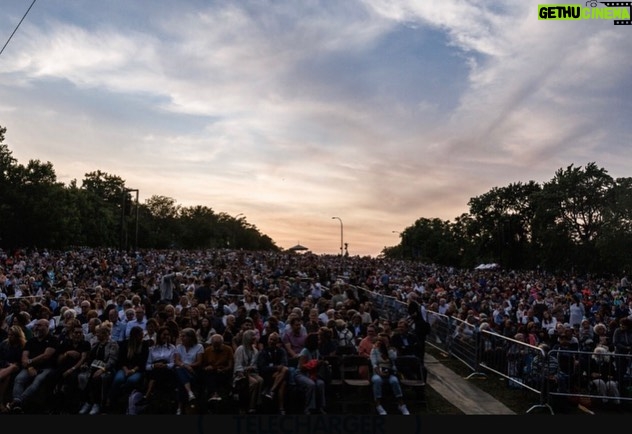 Katherine Levac Instagram - Soirée mémorable pour la magnifique et belle famille de l’ @orchestre_metropolitain, @moffattariane, Alain Lefèvre et les 60 000 personnes présentes au pied du Mont Royal. Merci @nezetseguin pour l’invitation, c’était beau, enlevant, et très stylé, comme d’hab. Photos : Denis Germain