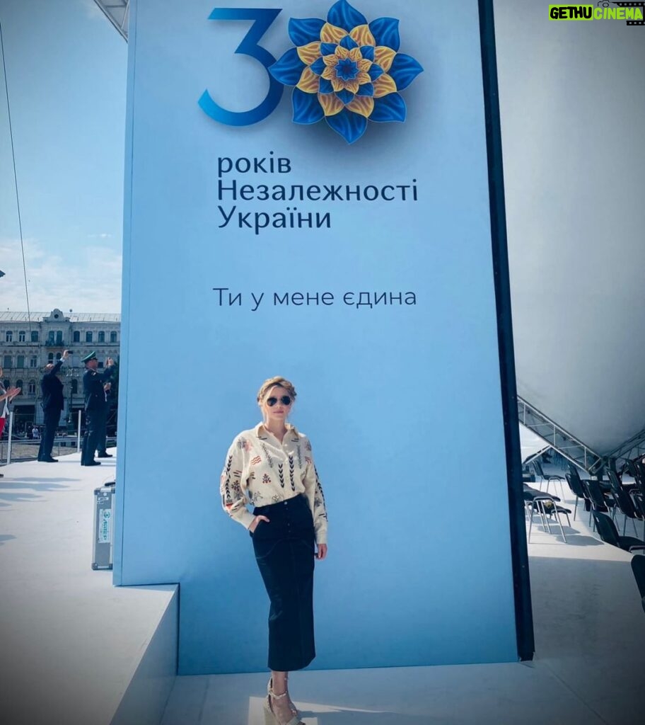 Katheryn Winnick Instagram - Stand with Ukraine 🇺🇦