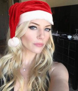 Katheryn Winnick Instagram - Merry Christmas 🎄🎁