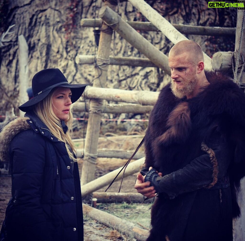 Katheryn Winnick Instagram - What did you think of last weeks Viking’s episode? 🎬 #Director