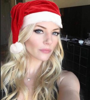 Katheryn Winnick Instagram - Wishing you a Merry Christmas & Happy Holidays! 😘