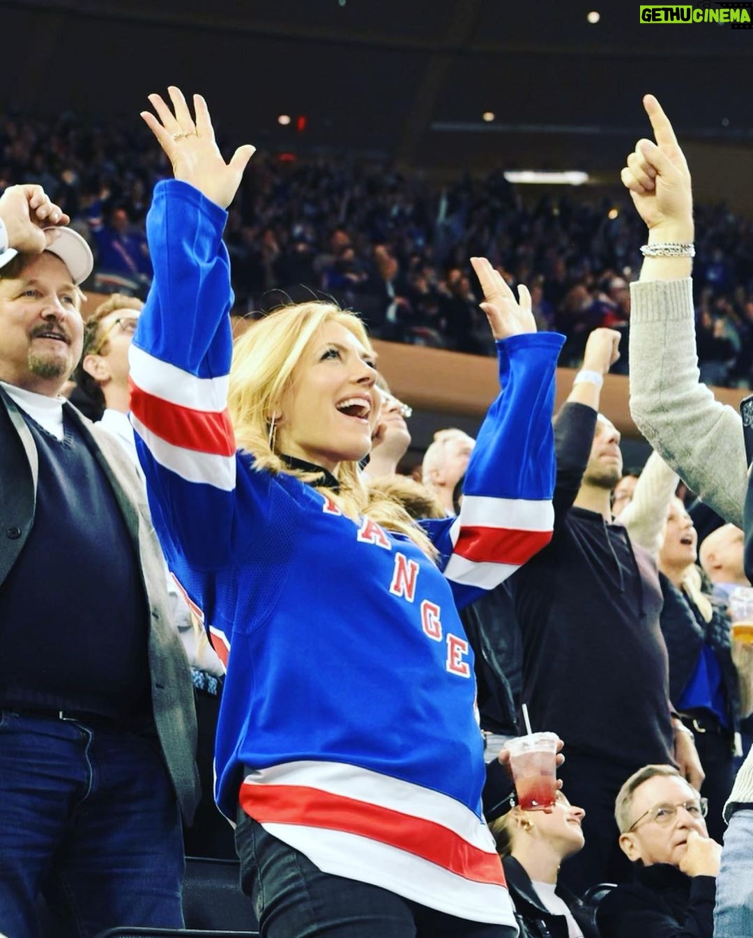 Katheryn Winnick Instagram - What a night! Thank you @nyrangers for an incredible game! 🏒 Madison Square Garden