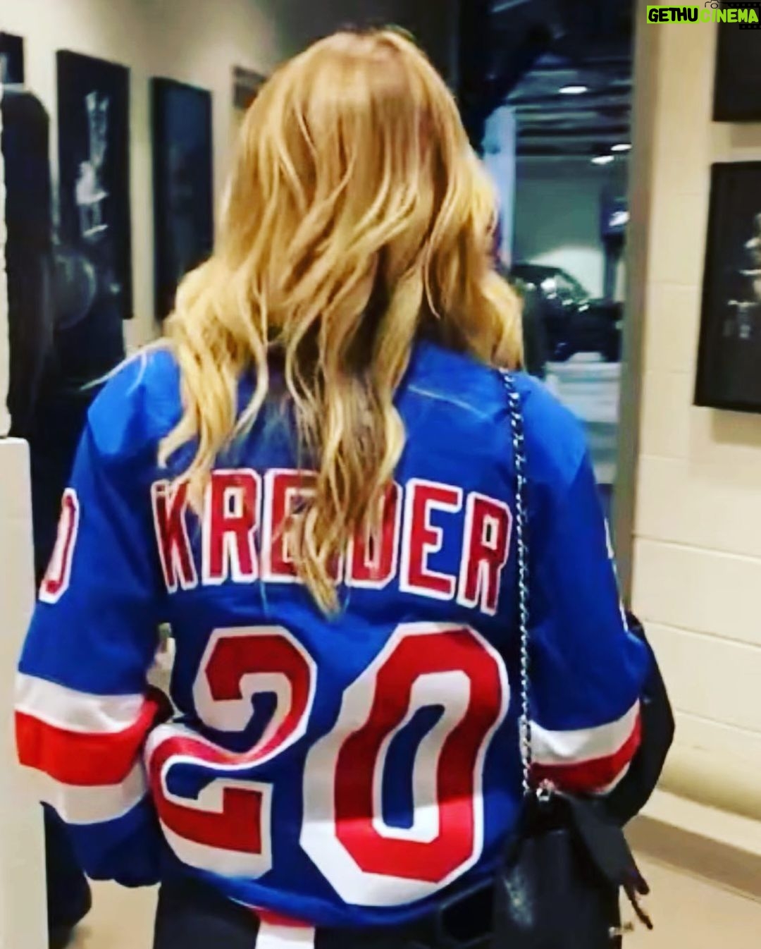 Katheryn Winnick Instagram - What a night! Thank you @nyrangers for an incredible game! 🏒 Madison Square Garden