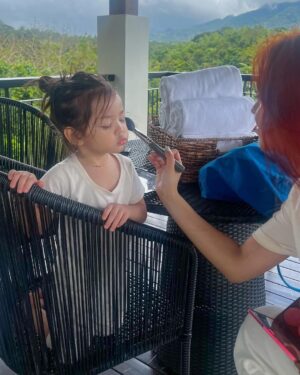 Kathryn Bernardo Instagram - “I want make up too, tita Chat” 

🤭🙈