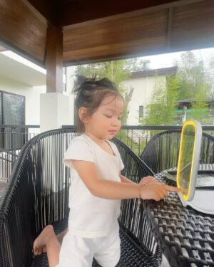 Kathryn Bernardo Instagram - “I want make up too, tita Chat” 

🤭🙈
