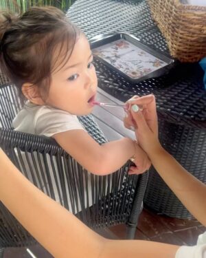 Kathryn Bernardo Instagram - “I want make up too, tita Chat” 

🤭🙈