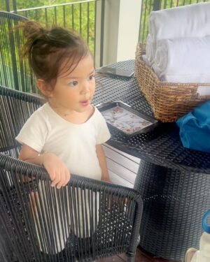 Kathryn Bernardo Instagram - “I want make up too, tita Chat” 

🤭🙈
