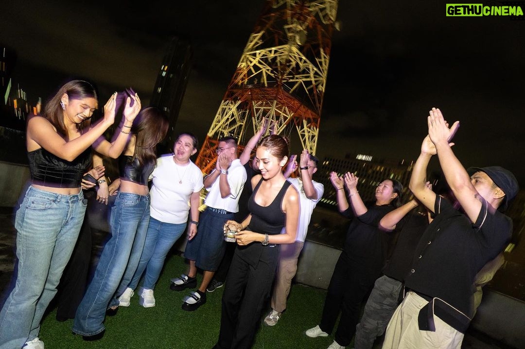 Kathryn Bernardo Instagram - . POV: Youβre with Team AVGG in front of the ABS CBN tower πΌ Celebrating all the good things that happened to AVGG with our home network. This moment was just so heartwarming. Thank you! ππ» πβ€οΈπ