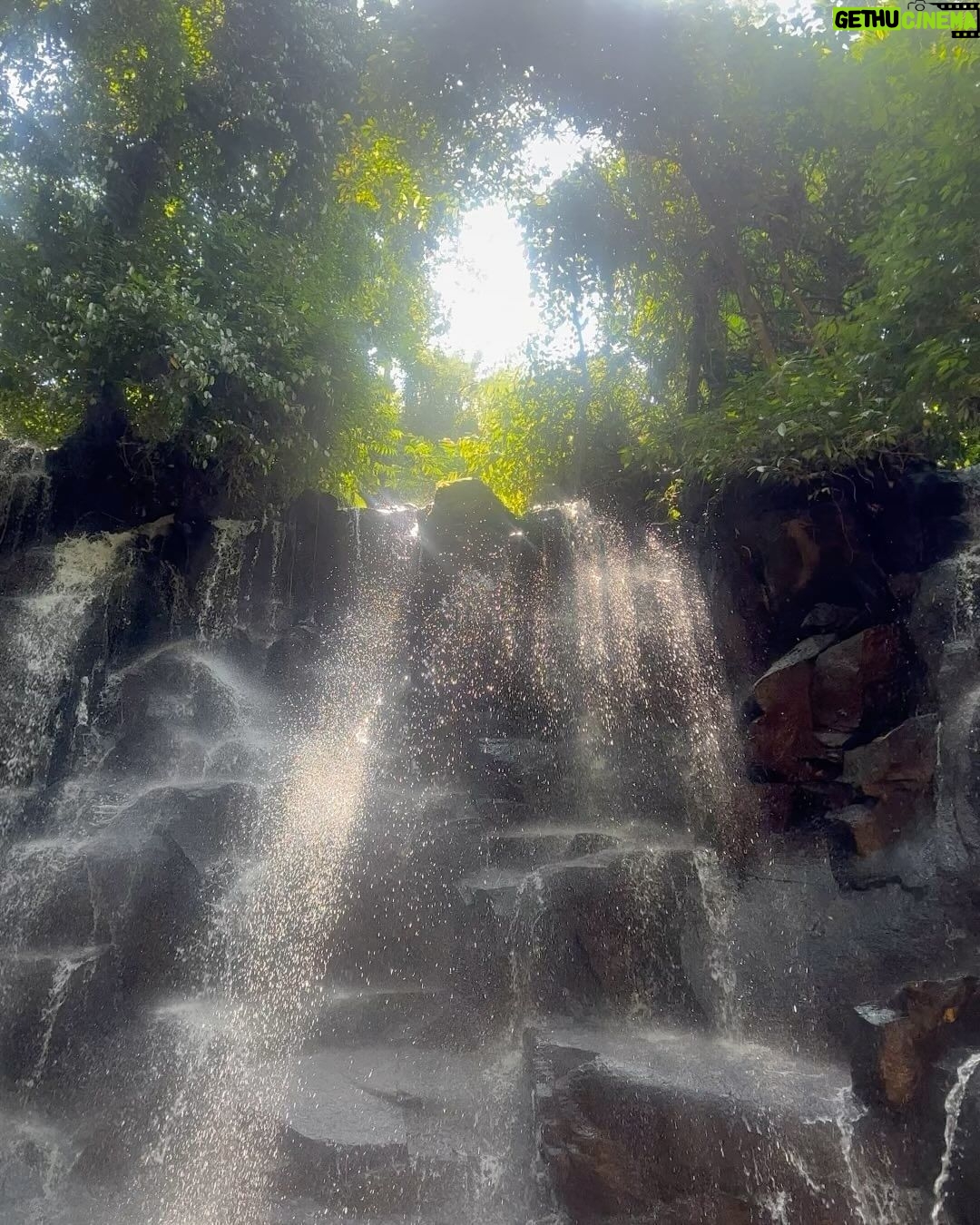 Kathryn Bernardo Instagram - One with nature 🧘🏽♀️🍃