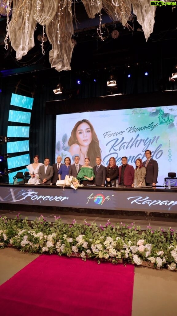 Kathryn Bernardo Instagram - Signed and sealed with love. Nothing but gratitude for the network that’s been my home for 20 years! I’ll always be here for you, ABS-CBN! Will never forget this day. 🥹