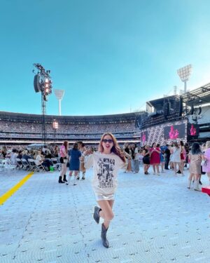 Kathryn Bernardo Instagram - Eras concert day! 🥹

Felt like the whole of Melbourne was full of “shimmer.” Keeping this in my core memory forever! 🪩✨