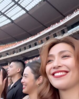 Kathryn Bernardo Instagram - Eras concert day! 🥹

Felt like the whole of Melbourne was full of “shimmer.” Keeping this in my core memory forever! 🪩✨