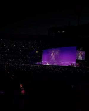 Kathryn Bernardo Instagram - Eras concert day! 🥹

Felt like the whole of Melbourne was full of “shimmer.” Keeping this in my core memory forever! 🪩✨