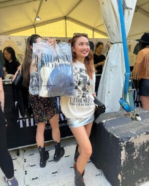 Kathryn Bernardo Instagram - Eras concert day! 🥹

Felt like the whole of Melbourne was full of “shimmer.” Keeping this in my core memory forever! 🪩✨