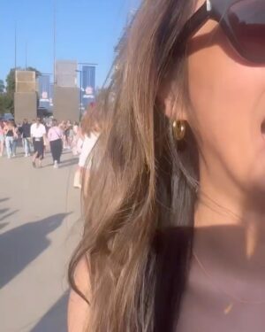 Kathryn Bernardo Instagram - Eras concert day! 🥹

Felt like the whole of Melbourne was full of “shimmer.” Keeping this in my core memory forever! 🪩✨