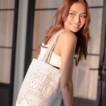 Kathryn Bernardo Instagram - Silky smooth skin?✨ There’s nothing like @fresh_philippines’ self-care magic, especially my fave soothing gel lotions and milky body scrub. #FreshPhilipphines