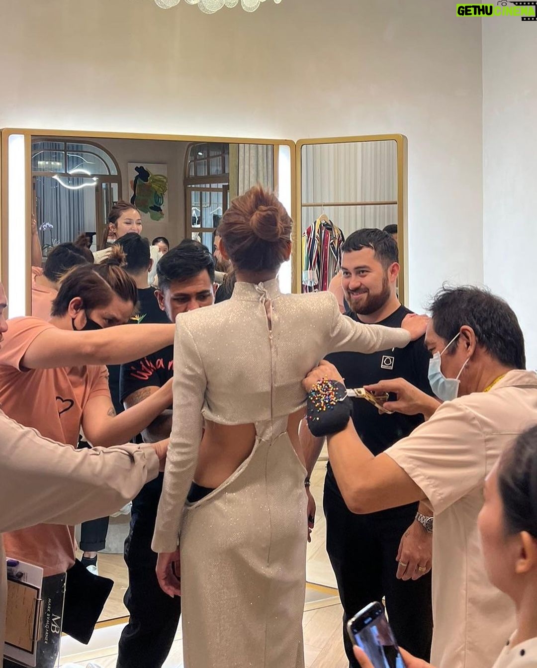 Kathryn Bernardo Instagram - Same time last year, I was supposed to wear @markbumgarner for the ABS CBN Ball. Sadly, the event was cancelled last minute and we had to let go of the vision we had in mind. But this year, the ball is finally happening and we knew right away that it had to be Mark! 😉 My dearest @dmbumgarner and @earlsemitara, here we go! I’m so happy to walk on the red carpet wearing your creation tonight. Thank you for being so hands-on and for accommodating all our ideas—even the most random ones. 💕 To the best glam team that I'm also lucky to call my friends, appreciate you all always wanting what's best for me! Thank you for making the process extremely fun at the same time. Love you beyond words! Make up: @justineclaudia Hair: @johnvalle20 Stylists: @kimiyap @boopyap @meetlulu Hair topper: @jhen_hairextensions Nails: @theglowuploungeph Set design: popshie @arendale Photos from this talented human being, @charismalico. 🤍 Thank you for being my hype man and for being so supportive! ILY and you know the rest! #ABSCBNBall2023 #ABSCBNBallRedCarpet2023