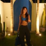 Kathryn Bernardo Instagram – Someone’s getting the hang of taking my ootds!😋 

tysm to my sungit photographer (swipe left for the photog reveal!) 😎🖤 Bali, Indonesia