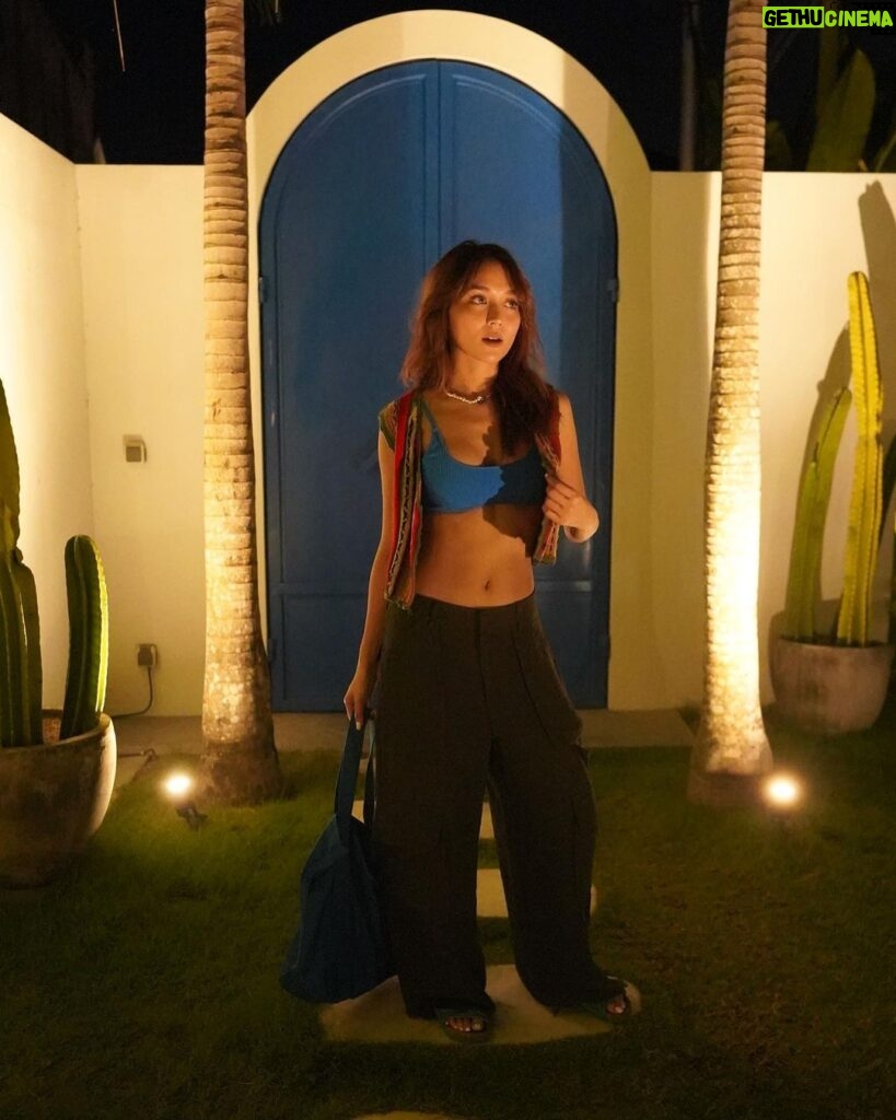Kathryn Bernardo Instagram - Someone's getting the hang of taking my ootds!😋 tysm to my sungit photographer (swipe left for the photog reveal!) 😎🖤 Bali, Indonesia